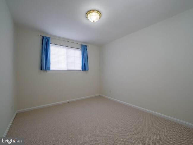 Building Photo - 2702 Navarre Dr