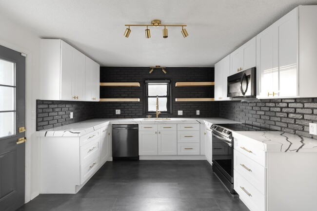 Building Photo - Pendleton Heights 4BR—Updated Historic Cha...