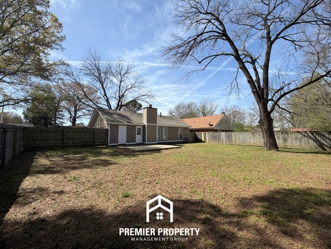 Building Photo - 3-Bedroom Single-Family Home for Rent in Memphis, TN - Vaulted Ceilings & Fenced Backyard
