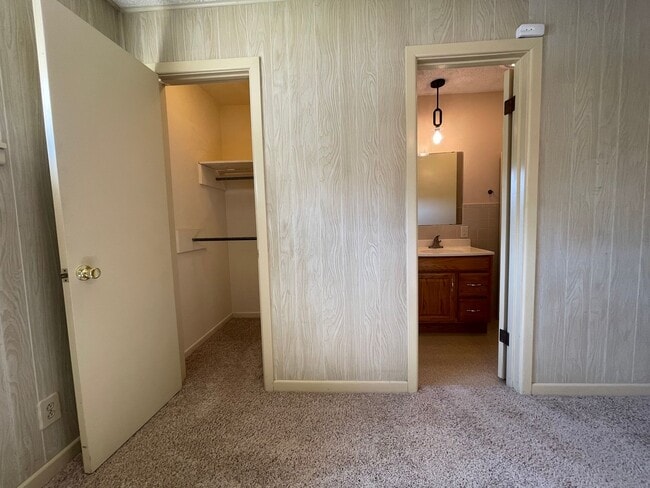 Building Photo - Cozy 3-Bed, 2-Bath Retreat in Serene Neigh...