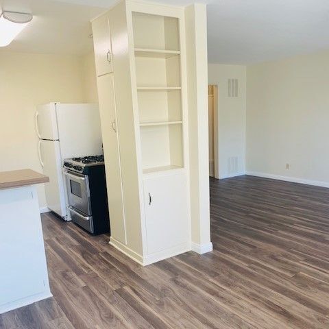 Building Photo - 6701 Wilkinson Ave