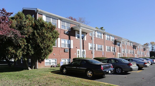 Building Photo - Bellevue Court Apartments