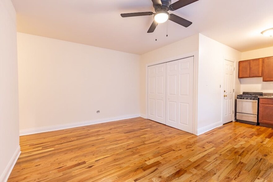 Building Photo - 838 W Cornelia Ave