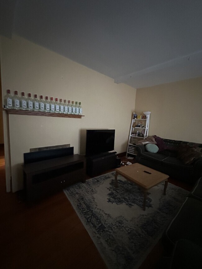Building Photo - Nice 3 Bed 1 Bath near UWEC! Available Jun...
