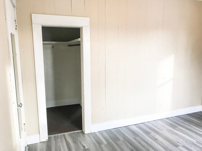 Building Photo - 917/ 917.5 West A St