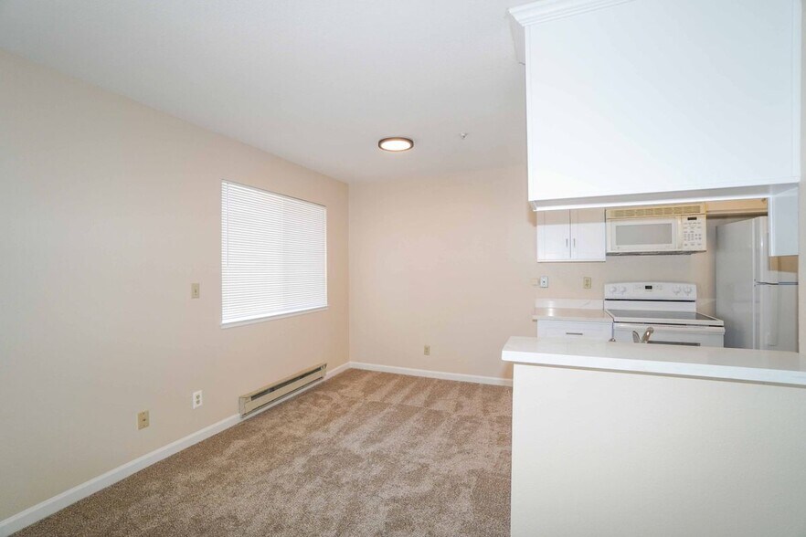Building Photo - 3670 Silver Oaks Way