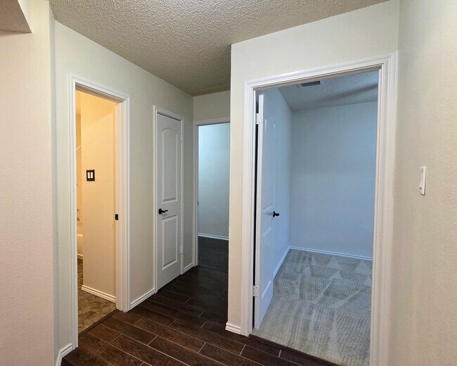 Building Photo - Woodlake Park Spacious move in Ready home over 2100 square feet.