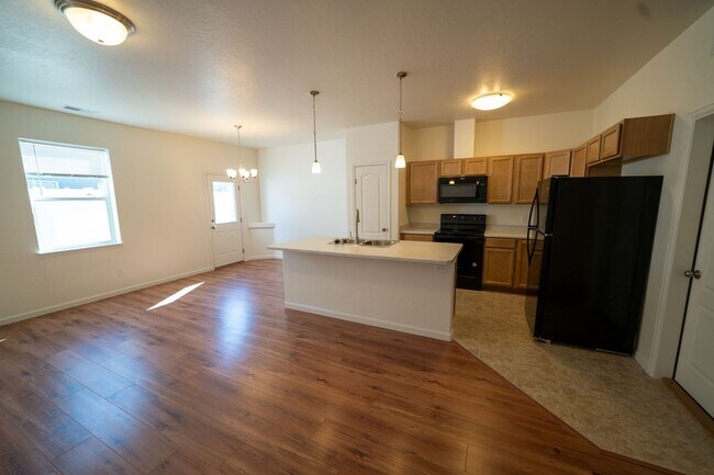 Building Photo - 3 Bedroom 2 1/2 Bath Townhome with Garage