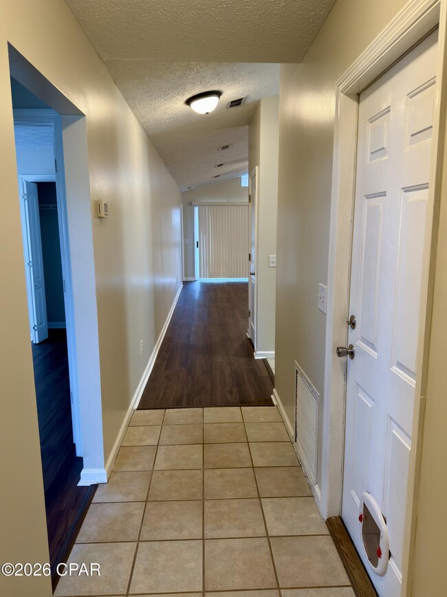 Building Photo - 425 Dolphin Dr