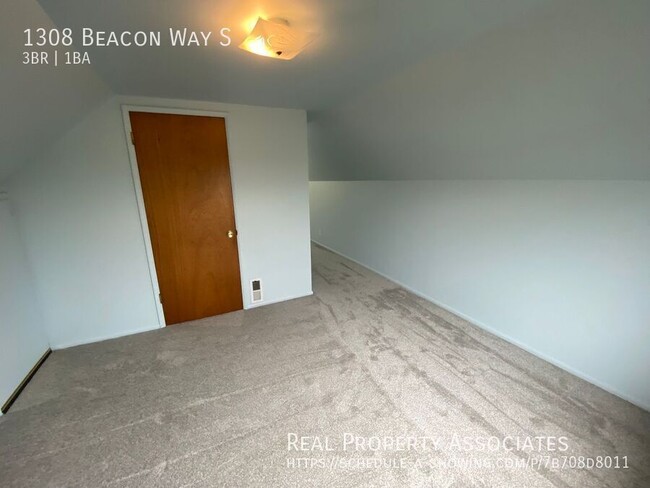 Building Photo - 1308 Beacon Wy S
