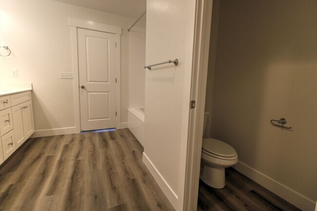 Building Photo - 4 Bedroom 3 Bathroom Townhome in Lehi!