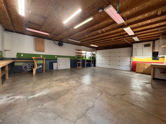 Building Photo - 120 S Roop St