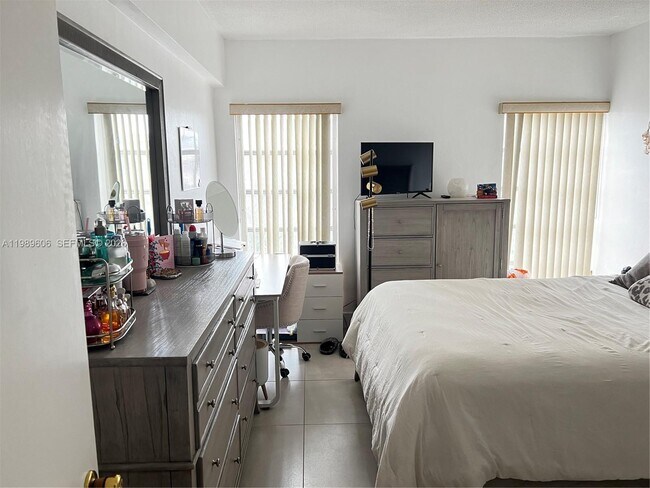 Building Photo - 9159 SW 77th Ave