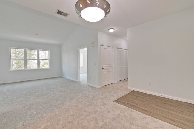 Building Photo - Excellent 2 Bed 2 Bath Condo - Completely Remodeled!