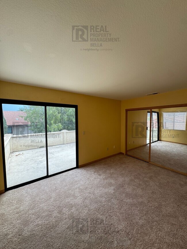 Building Photo - Waterfront Living in Canyon Lake!