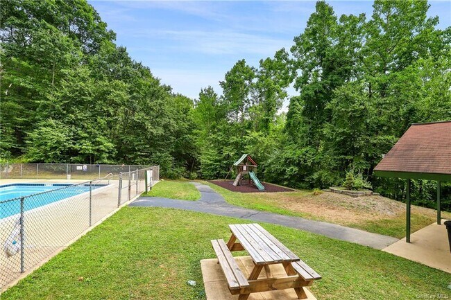 Building Photo - 434 Fox Run Ln