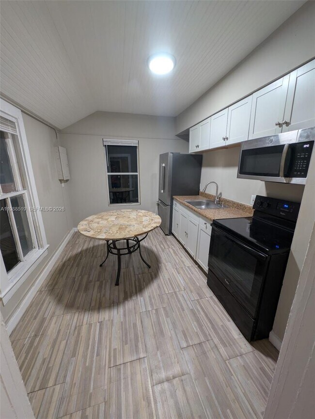 Building Photo - 700 Boston Ave