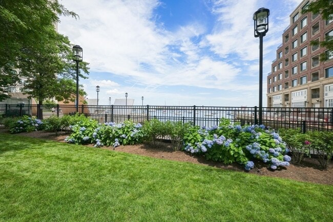 Building Photo - 65 E India Row