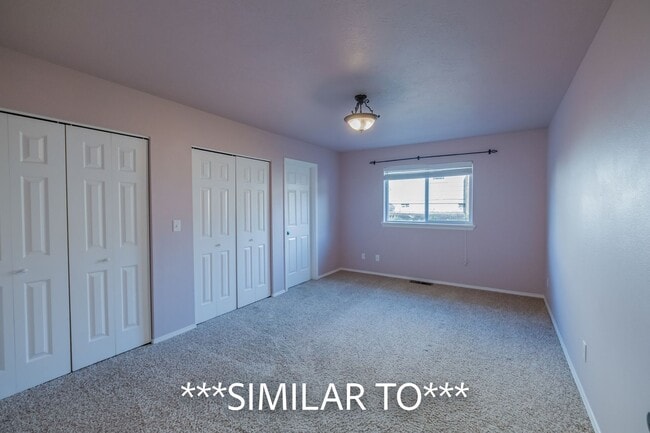 Building Photo - Two Bedroom Duplex in Great Neighborhood, Close to Schools! Pet Friendly!