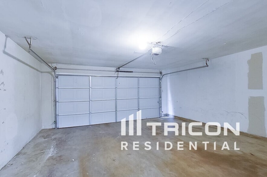 Building Photo - 3240 Springwood Ln