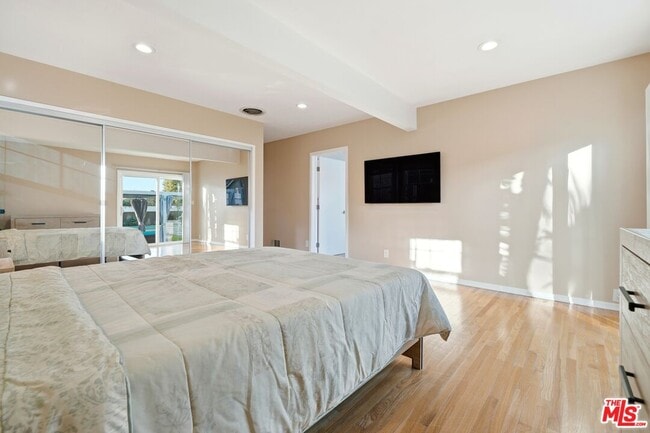 Building Photo - 15040 Hamlin St