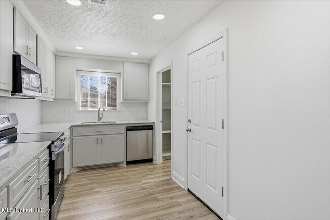 Building Photo - 126 Joanie St