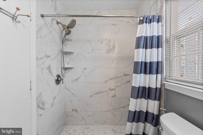 Building Photo - 6410 Greenfield Rd