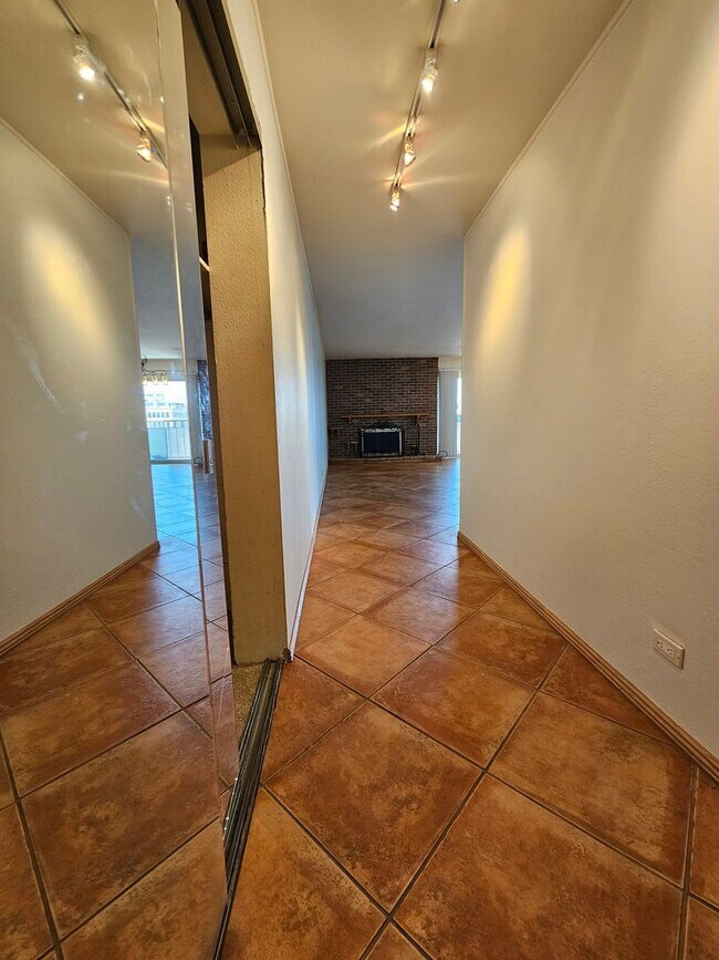 Building Photo - Amazing Penthouse 2 Bedroom 2 Bath With Mo...