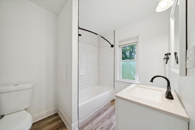 Building Photo - $1,675 - Spacious 3 Bedroom in North End