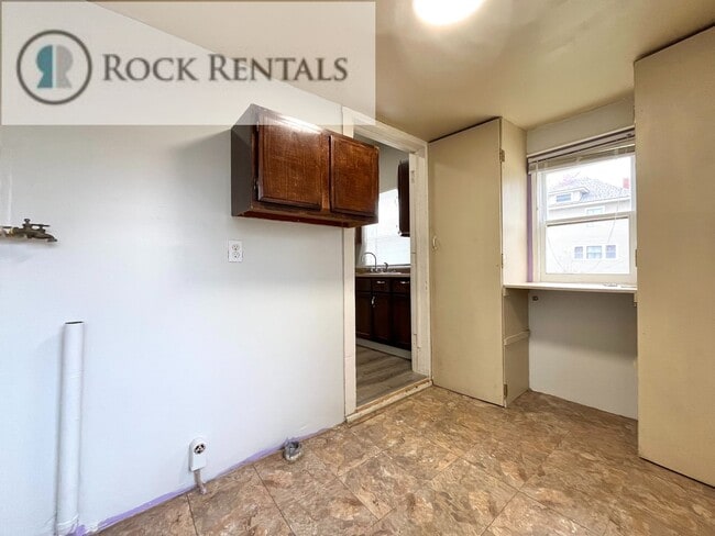 Building Photo - COMING SOON! 3 Bedroom 1.5 Bath House in Great Neighborhood