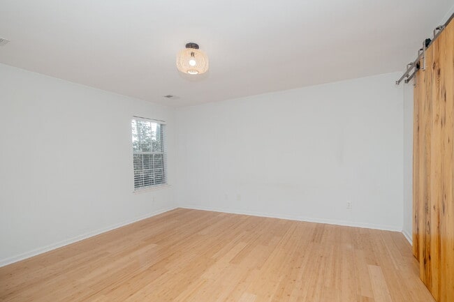 Building Photo - Charming 3-Bedroom Home with Hardwood Floors in Shadowmoss