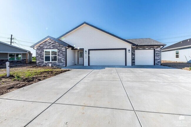 Building Photo - Open-Concept Modern 3 Bedroom, 3 bathroom house