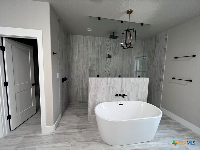 Building Photo - 725 Winding View