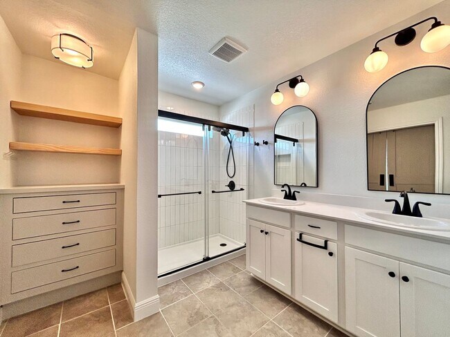 Building Photo - Beautiful and Contemporary 3 BR / 2.5 BA H...
