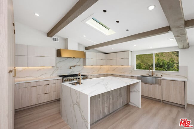 Building Photo - 1190 Bienveneda Ave