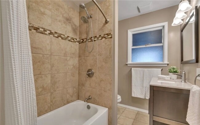 Building Photo - 4 Bedroom Kent home walking distance to lake meridian