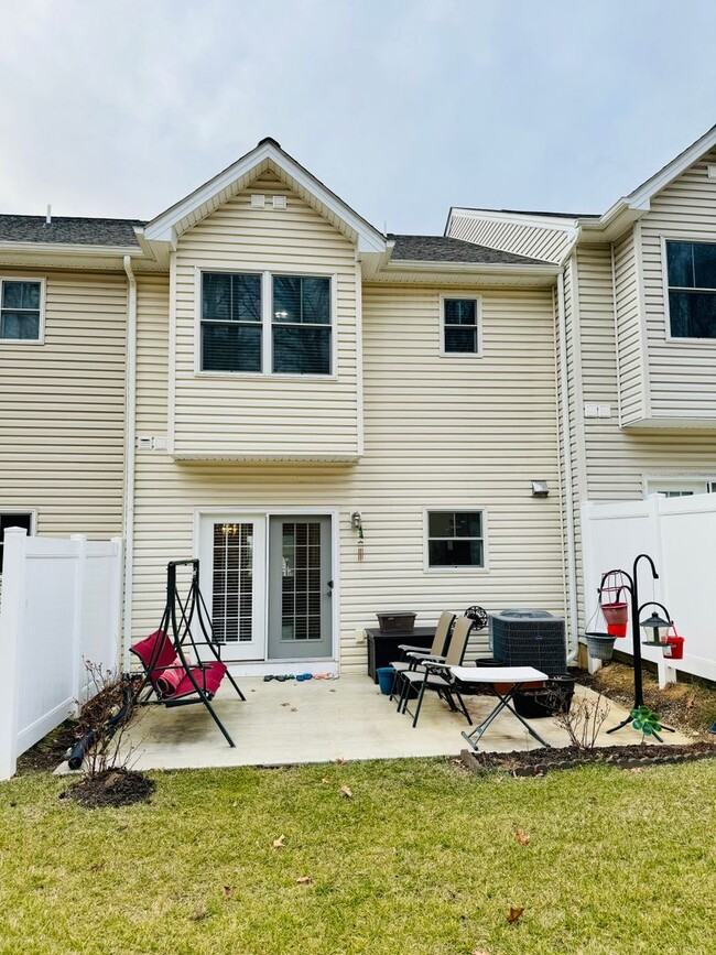 Building Photo - Spacious townhouse for rent in Bluestone H...