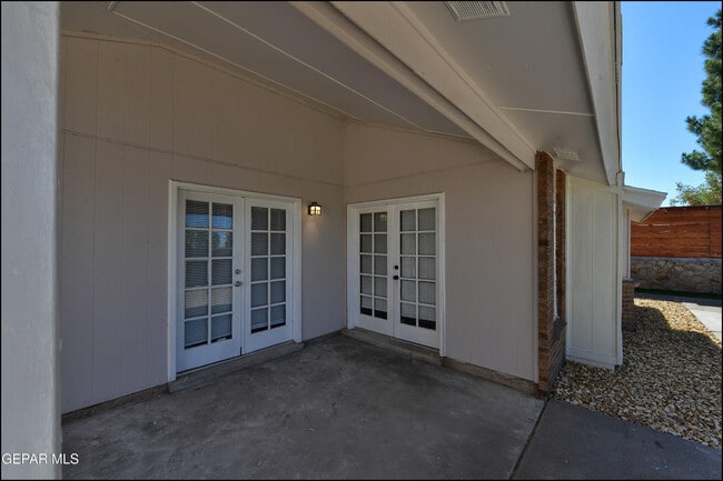 Building Photo - 609 Bristol Dr