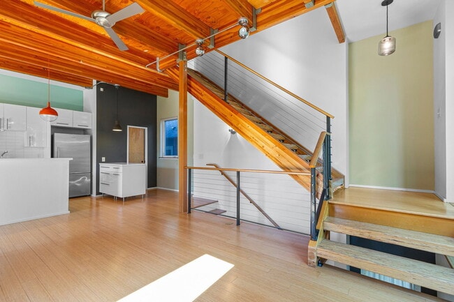 Building Photo - 500 NE Brazee St