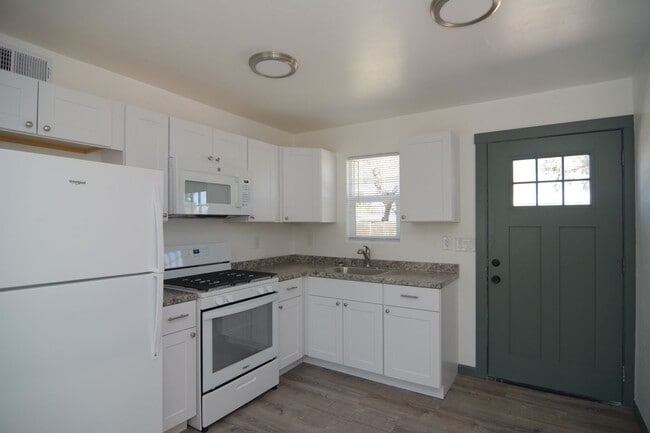 Building Photo - Remodeled 2 Bedroom 1 Bath Duplex! Great Central Tucson Location! 1/2 Month's Rent Free!