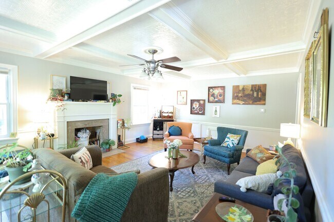 Building Photo - Beautifully Updated 4 bed house w/ fully fenced in yard **