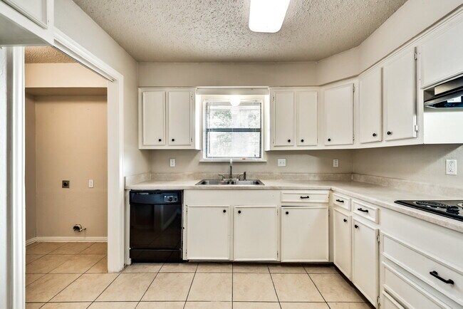 Building Photo - $2200 Wylie: Single level house with wood ...