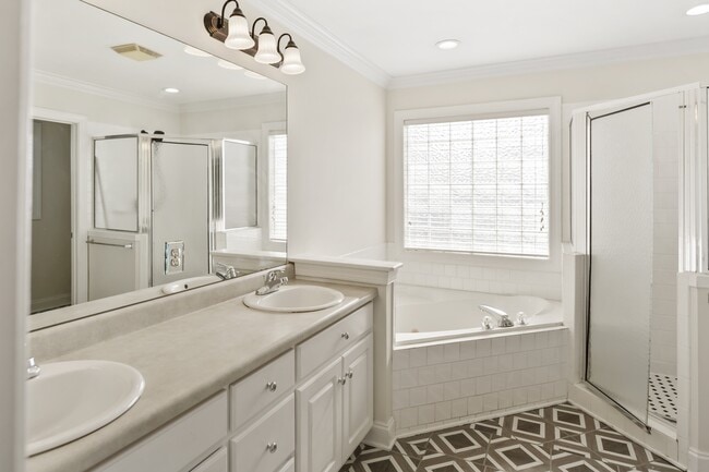 Building Photo - 726 Addington Dr