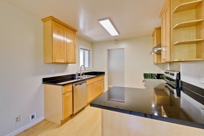 Building Photo - Beautiful Birdland Home on Quiet Cul-de-Sa...