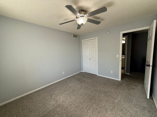 Building Photo - Updated 2 Bed, 2.5 Bath Apple Valley Townh...
