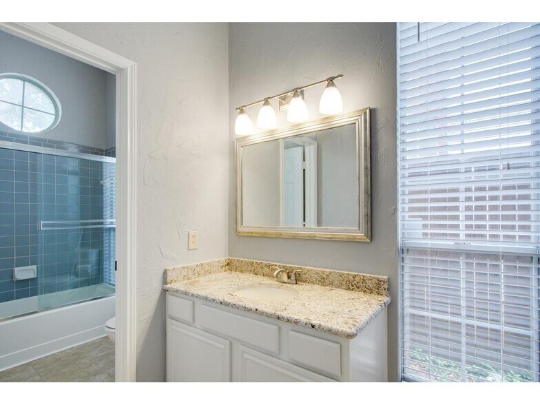 Building Photo - 546 Raintree Cir