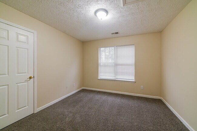 Building Photo - 552 The Blvd