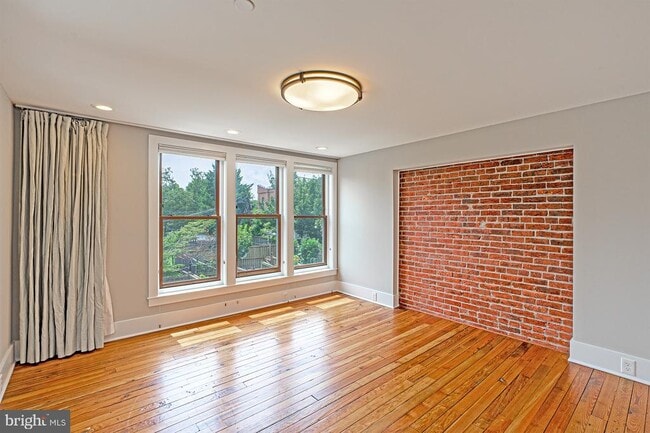 Building Photo - 325 D St SE
