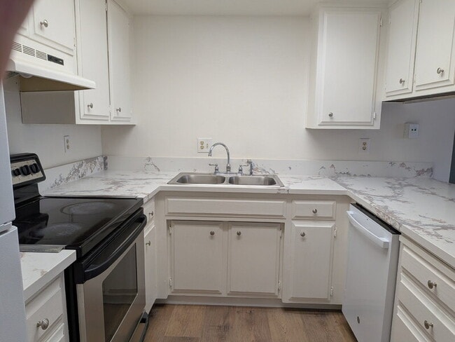 Building Photo - 9279 Corinthian Cir