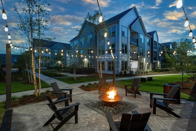 Building Photo - 2403 Mall Dr